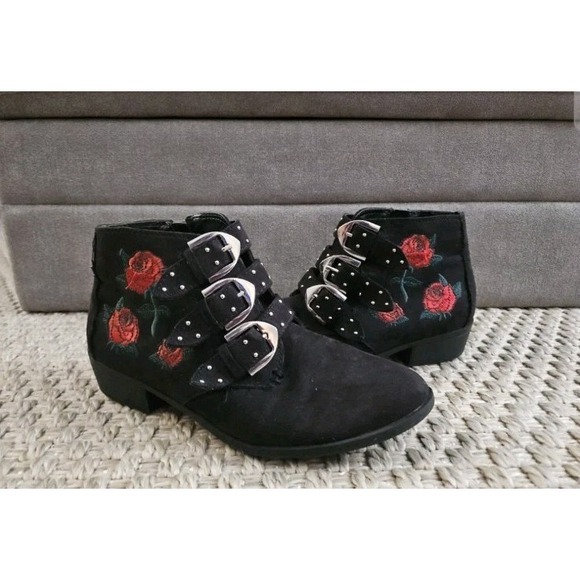 Truffle Collection Shoes - Womans Truffle Boots Size 5